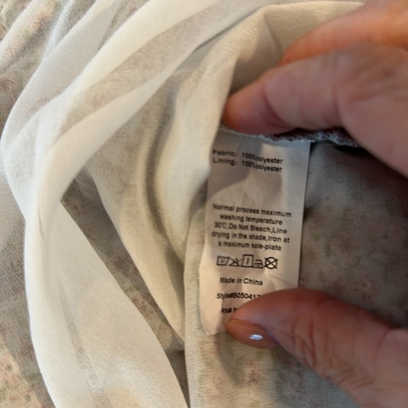 SBetro flattering ruched dress with low V - Picture 8 of 8